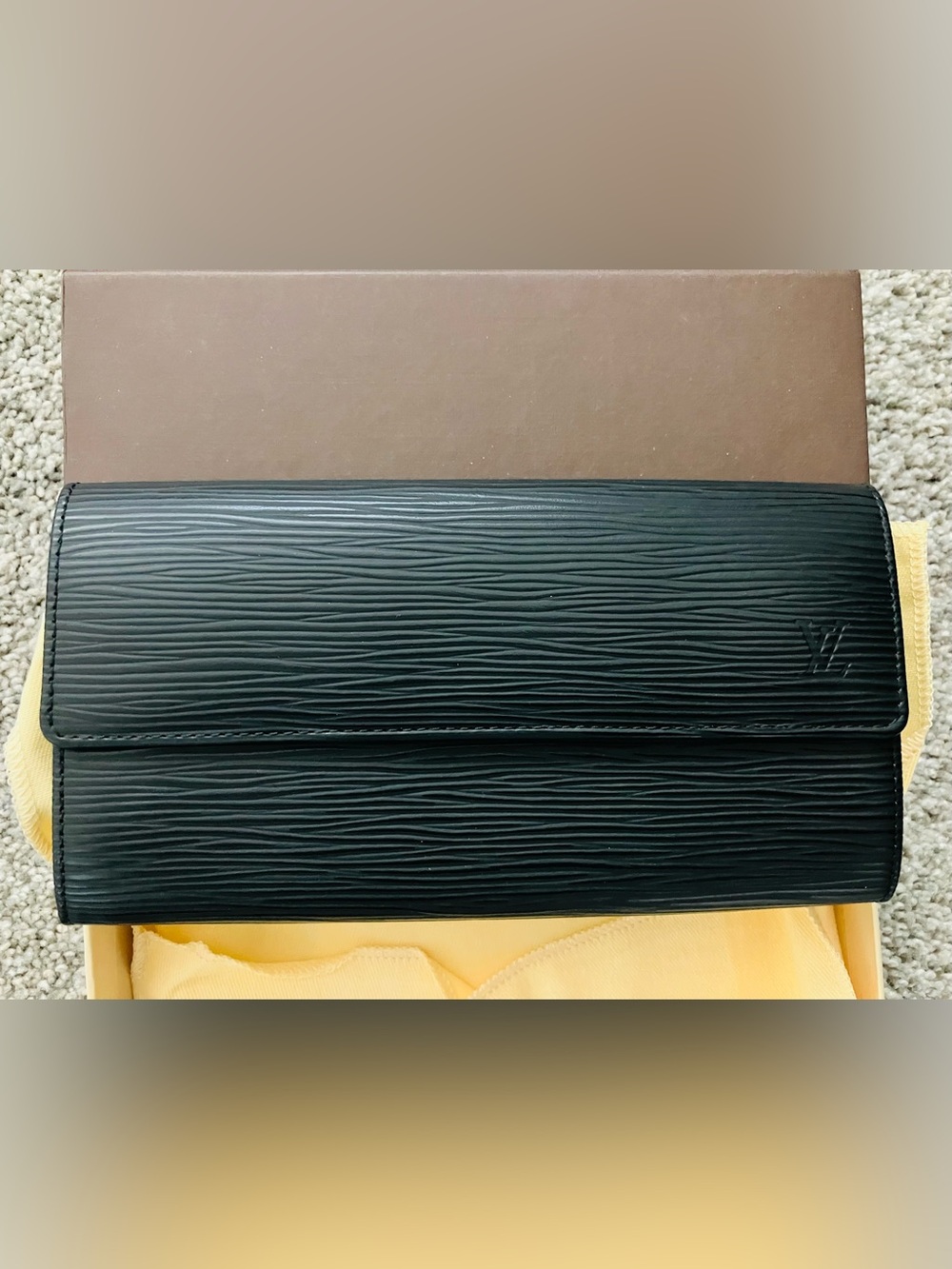 New in Box Louis Vuitton LV Epi Noir Sarah Long Bifold Wallet